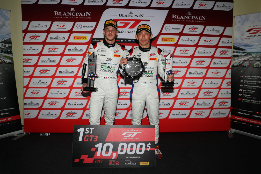SMALL_李勇德於揭幕戰上與隊友Alessio Picariello駕駛88號戰車 - Mercedes-AMG GT3奪得2019年賽季第一場賽事的冠軍